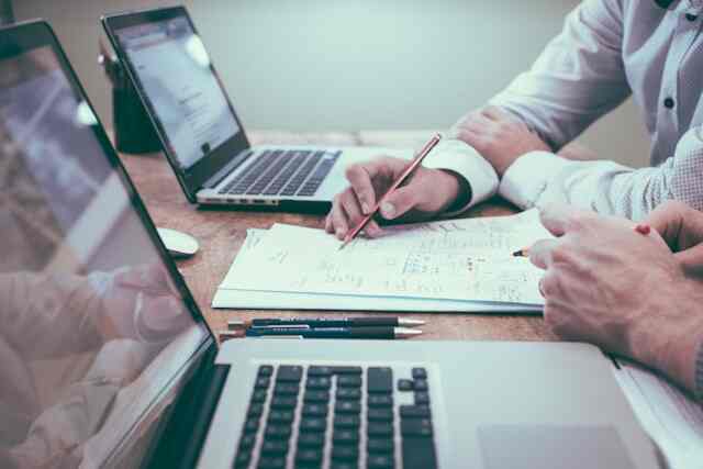 Etude de cas d'un accompagnement à l'international auprès de Kanter Public. Beelingwa a effectué la gestion externalisée de projets de traductions.